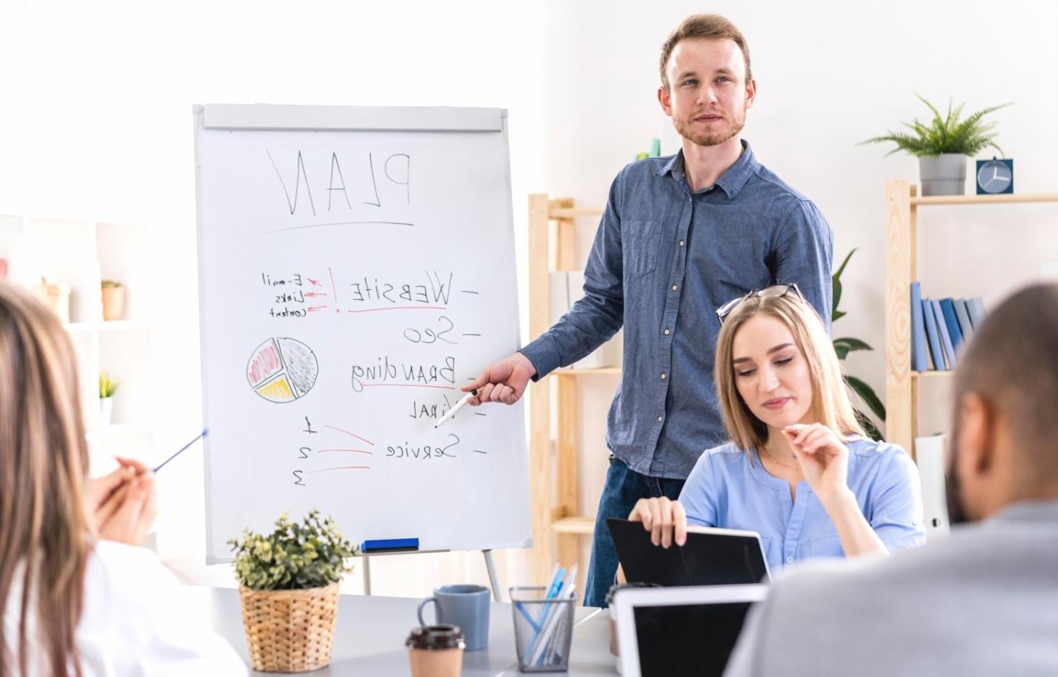 Profesionales analizando datos financieros con tecnología moderna